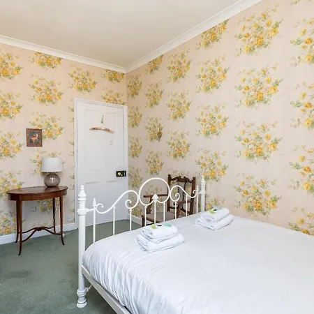 Pass The Keys Opulent 4 Bed House In Yo1 With Riverside Views