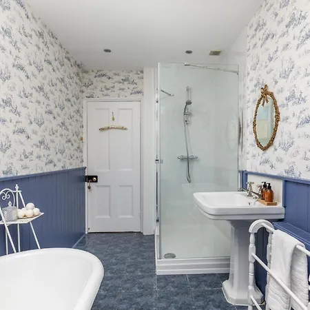 Pass The Keys Opulent 4 Bed House In Yo1 With Riverside Views 度假居