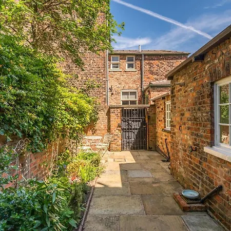 Pass The Keys Opulent 4 Bed House In Yo1 With Riverside Views Holiday home