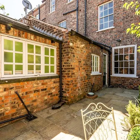 Pass The Keys Opulent 4 Bed House In Yo1 With Riverside Views