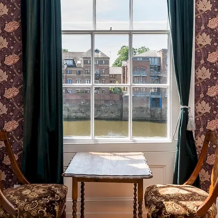 Pass The Keys Opulent 4 Bed House In Yo1 With Riverside Views
