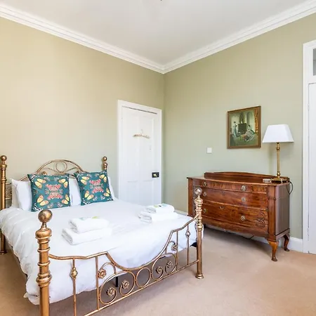 Pass The Keys Opulent 4 Bed House In Yo1 With Riverside Views