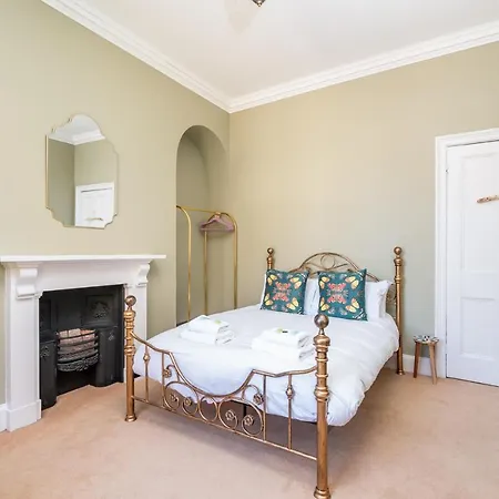 Pass The Keys Opulent 4 Bed House In Yo1 With Riverside Views *