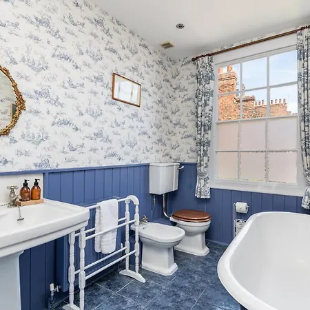 Pass The Keys Opulent 4 Bed House In Yo1 With Riverside Views *