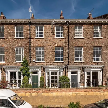 Pass The Keys Opulent 4 Bed House In Yo1 With Riverside Views